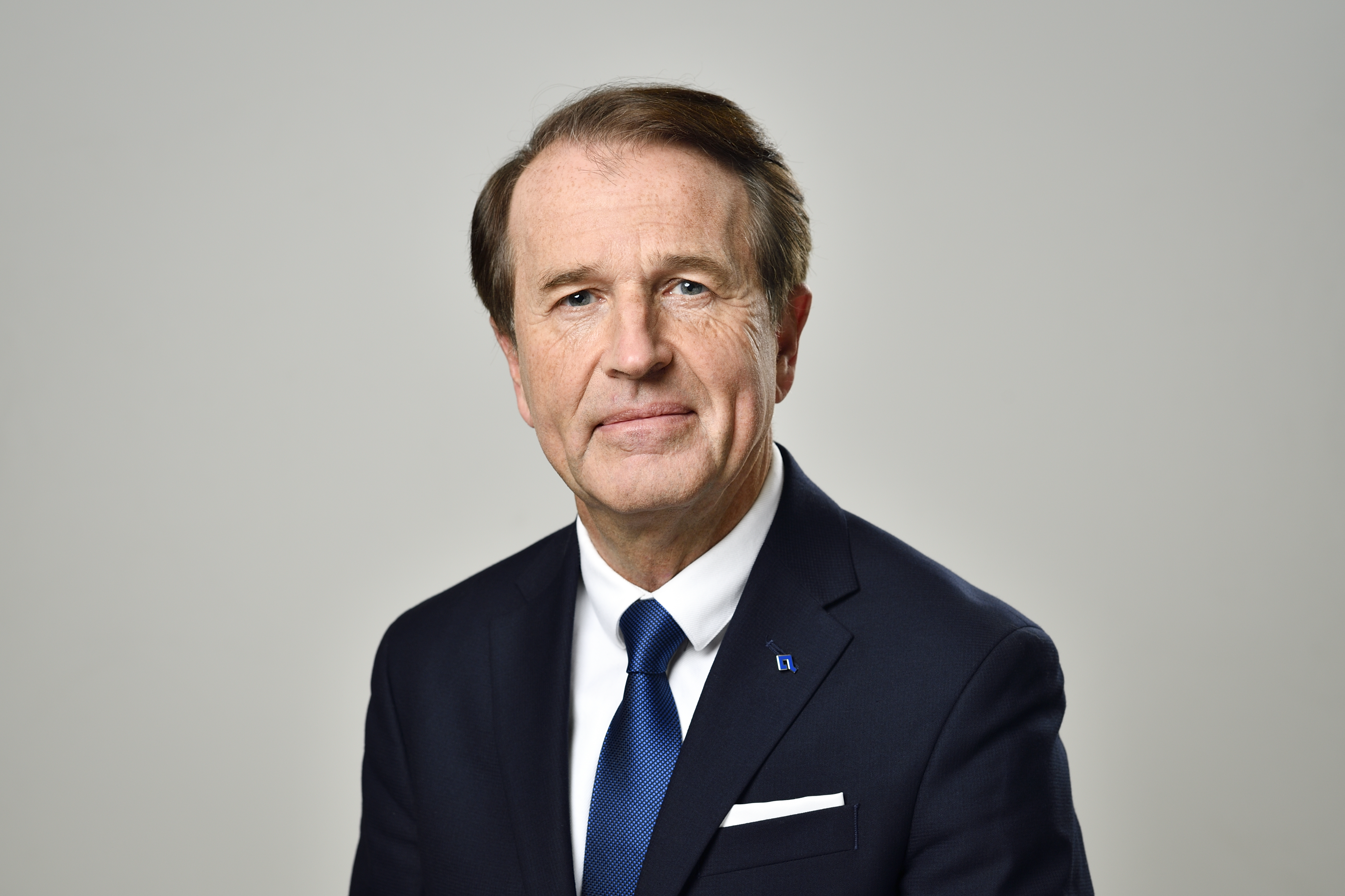 Portrait Hans-Jörg Schmidt-Trenz