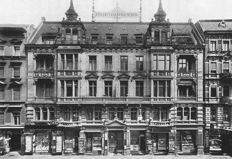 Das Geschäftsgebäude der Basler Feuer in Berlin, erbaut 1891-1893. Noch heute thront ein Basilisk über dessen Eingang.